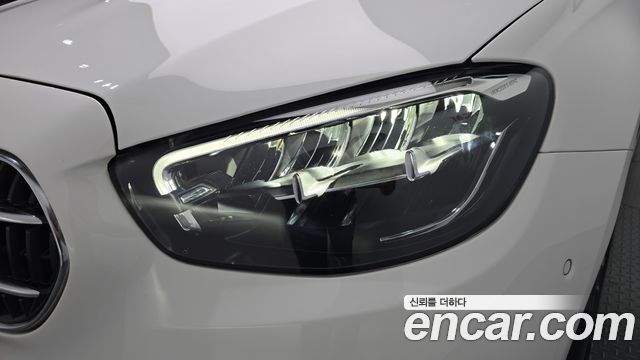 Mercedes-Benz E-Class 2023 — photo 8
