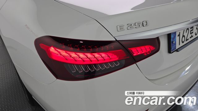 Mercedes-Benz E-Class 2023 — photo 9