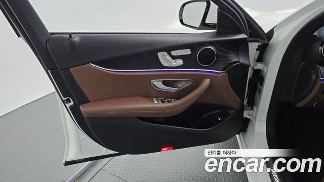 Mercedes-Benz E-Class 2023 — photo 14