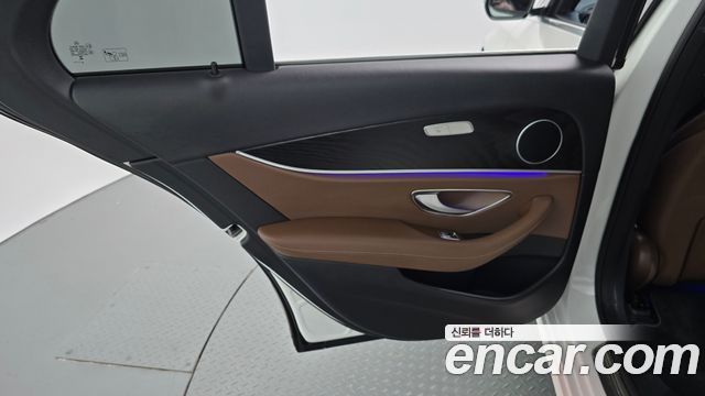 Mercedes-Benz E-Class 2023 — photo 15