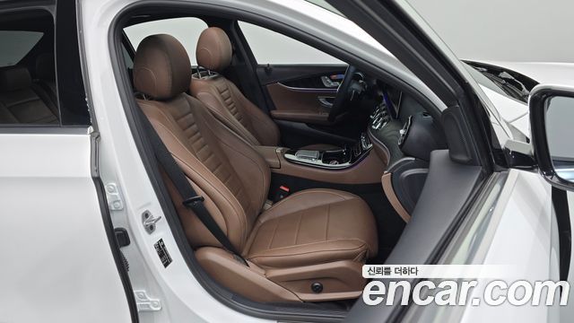 Mercedes-Benz E-Class 2023 — photo 16