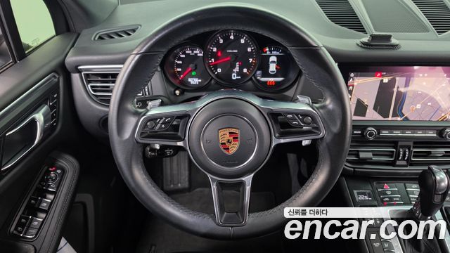 Porsche Macan 2019 — photo 18