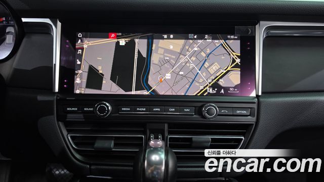 Porsche Macan 2019 — photo 19