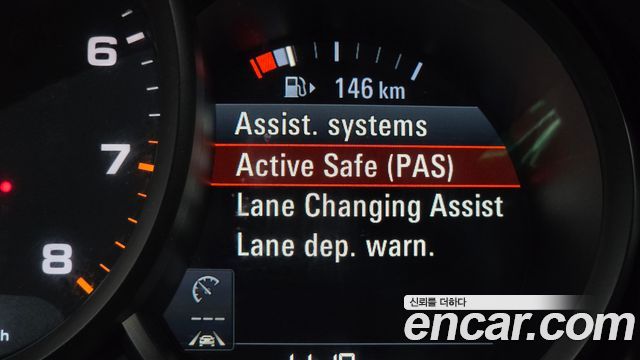 Porsche Macan 2019 — photo 21