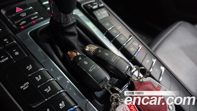 Porsche Macan 2019 — photo 23
