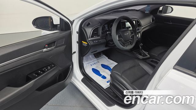 Hyundai AVANTE 2017 — photo 10