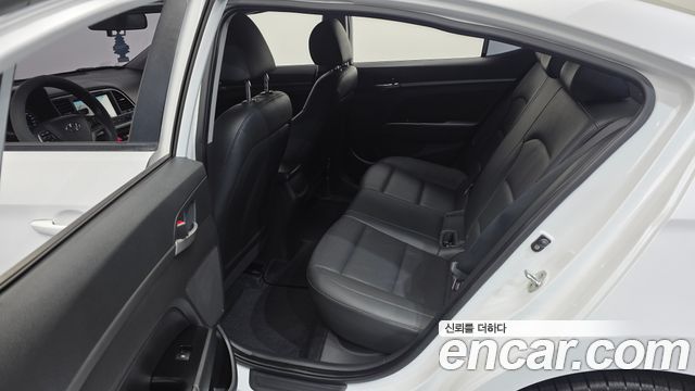Hyundai AVANTE 2017 — photo 11