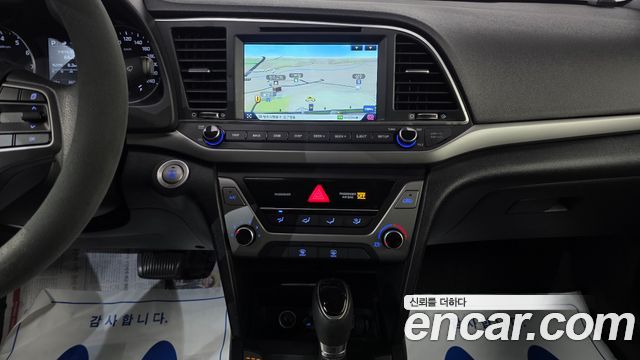 Hyundai AVANTE 2017 — photo 16