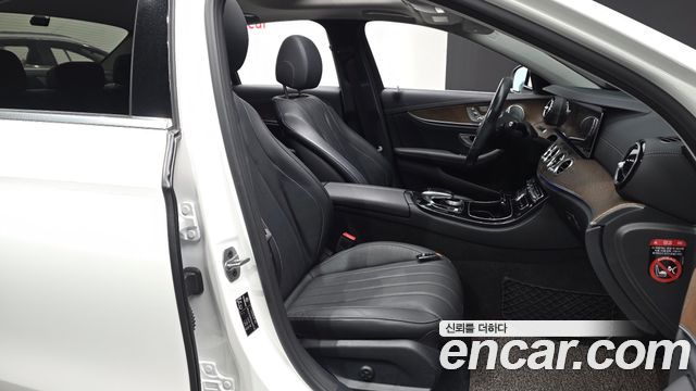 Mercedes-Benz E-Class 2019 — photo 11