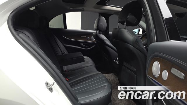 Mercedes-Benz E-Class 2019 — photo 12