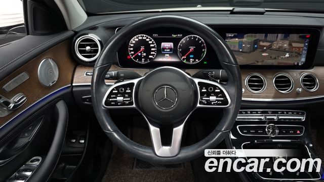 Mercedes-Benz E-Class 2019 — photo 13