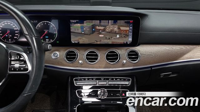 Mercedes-Benz E-Class 2019 — photo 14