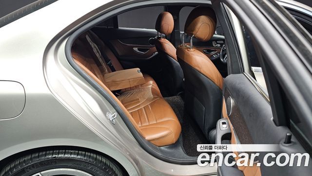 Mercedes-Benz C-Class 2019 — photo 17