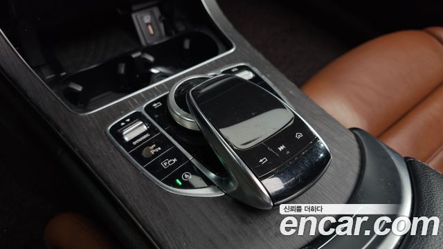 Mercedes-Benz C-Class 2019 — photo 32