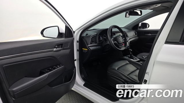 Hyundai AVANTE 2018 — photo 13