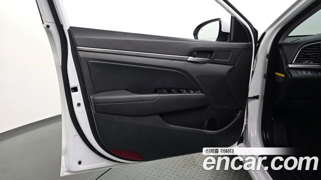 Hyundai AVANTE 2018 — photo 14