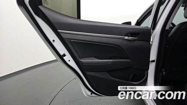 Hyundai AVANTE 2018 — photo 15