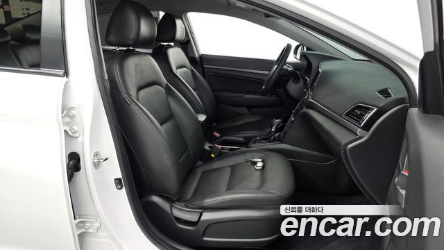 Hyundai AVANTE 2018 — photo 16