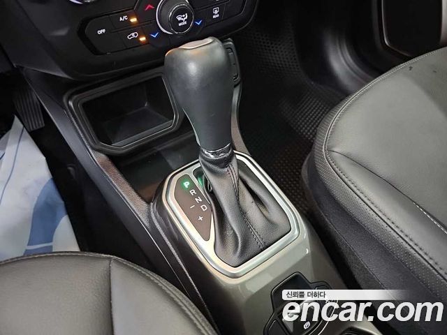 Jeep Renegade 2019 — photo 8