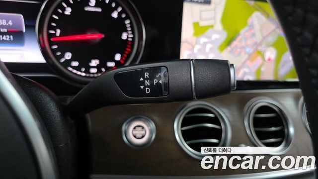 Mercedes-Benz E-Class 2020 — photo 12