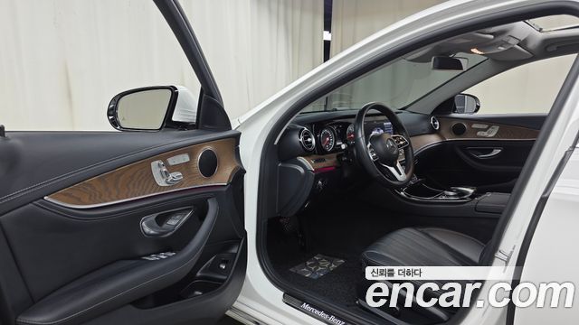 Mercedes-Benz E-Class 2020 — photo 13