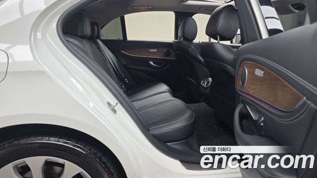 Mercedes-Benz E-Class 2020 — photo 17