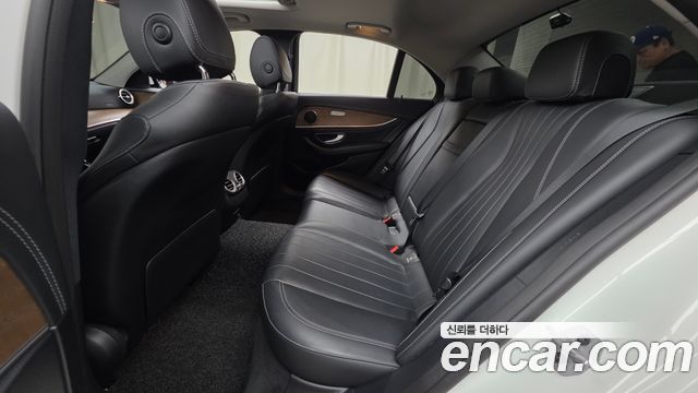 Mercedes-Benz E-Class 2020 — photo 18