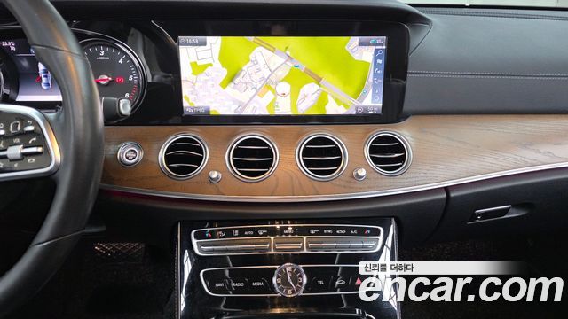 Mercedes-Benz E-Class 2020 — photo 19