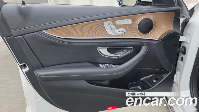 Mercedes-Benz E-Class 2020 — photo 14
