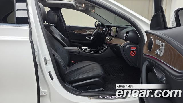 Mercedes-Benz E-Class 2020 — photo 16