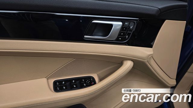 Porsche Panamera 2018 — photo 24