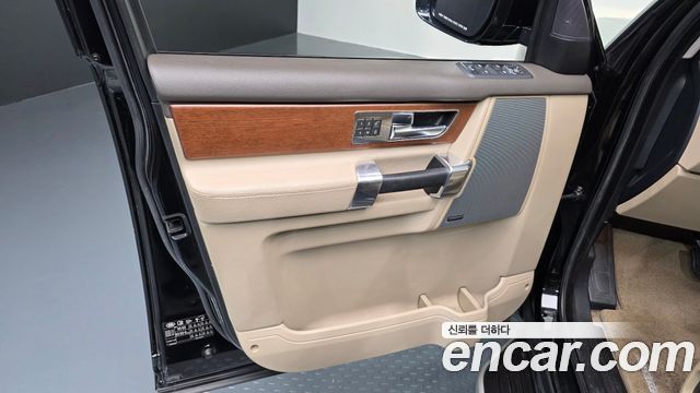 Land Rover Discovery 2016 — photo 14