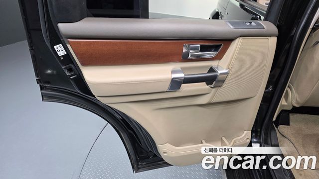 Land Rover Discovery 2016 — photo 15