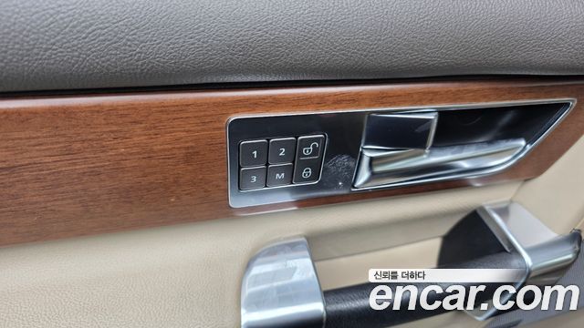 Land Rover Discovery 2016 — photo 28