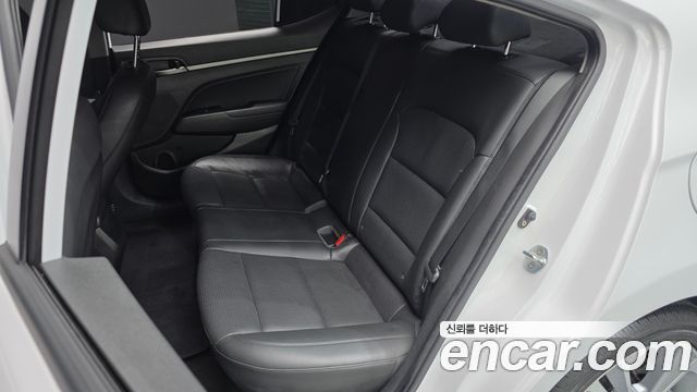 Hyundai AVANTE 2018 — photo 11