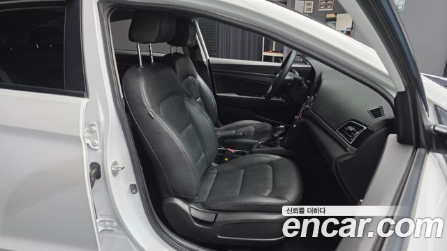 Hyundai AVANTE 2018 — photo 12