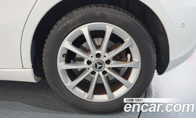 Mercedes-Benz A-Class 2019 — photo 7
