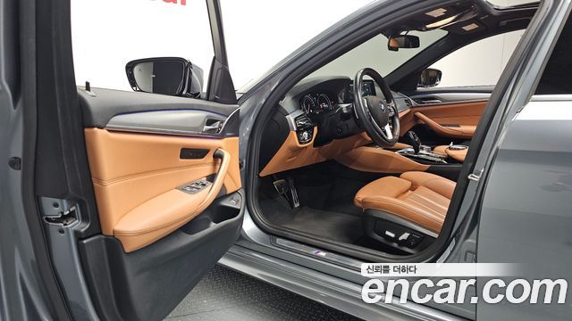 BMW 5-Series 2018 — photo 10