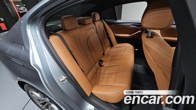 BMW 5-Series 2018 — photo 11