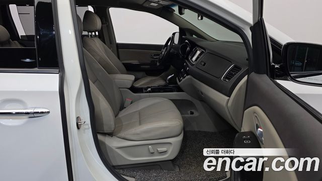 Kia Canival 2015 — photo 17