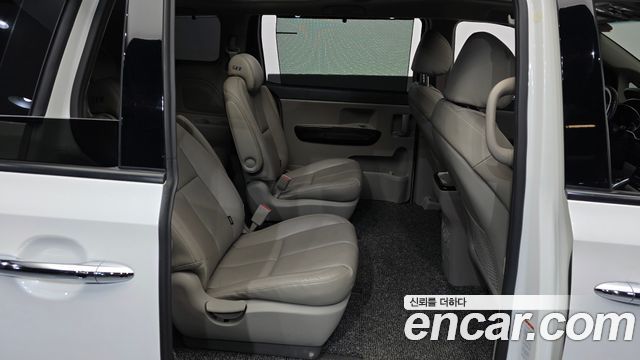 Kia Canival 2015 — photo 18