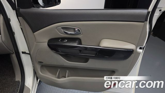 Kia Canival 2015 — photo 15