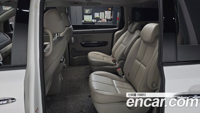 Kia Canival 2015 — photo 16