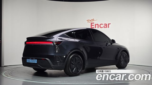 Tesla Model Y 2026 — photo 2