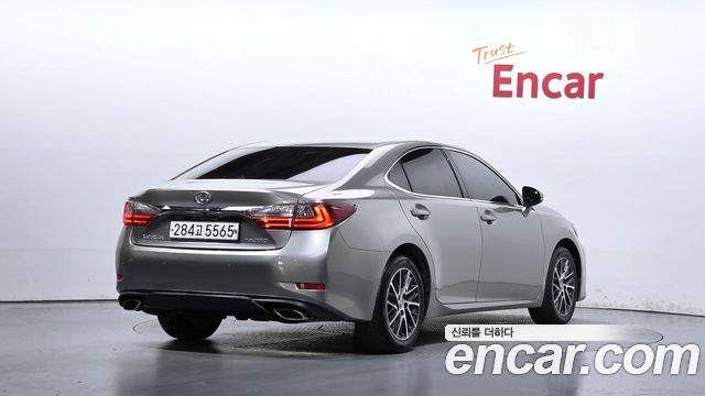 Lexus ES 2018 — photo 2