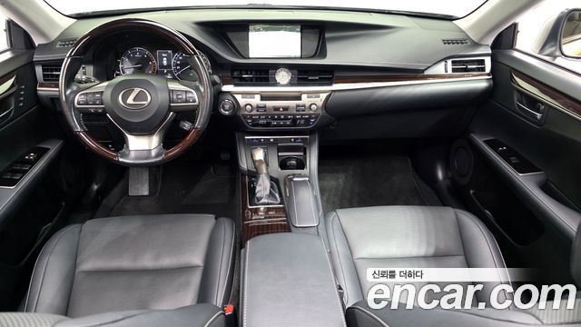 Lexus ES 2018 — photo 7