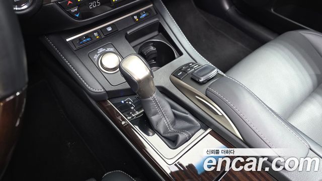 Lexus ES 2018 — photo 9