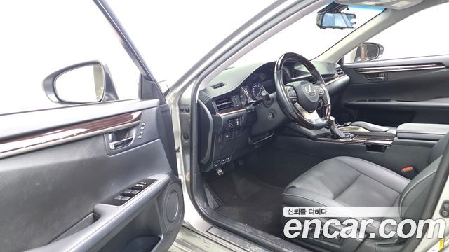 Lexus ES 2018 — photo 11