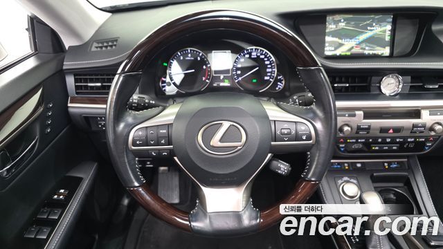 Lexus ES 2018 — photo 13