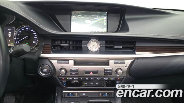 Lexus ES 2018 — photo 14